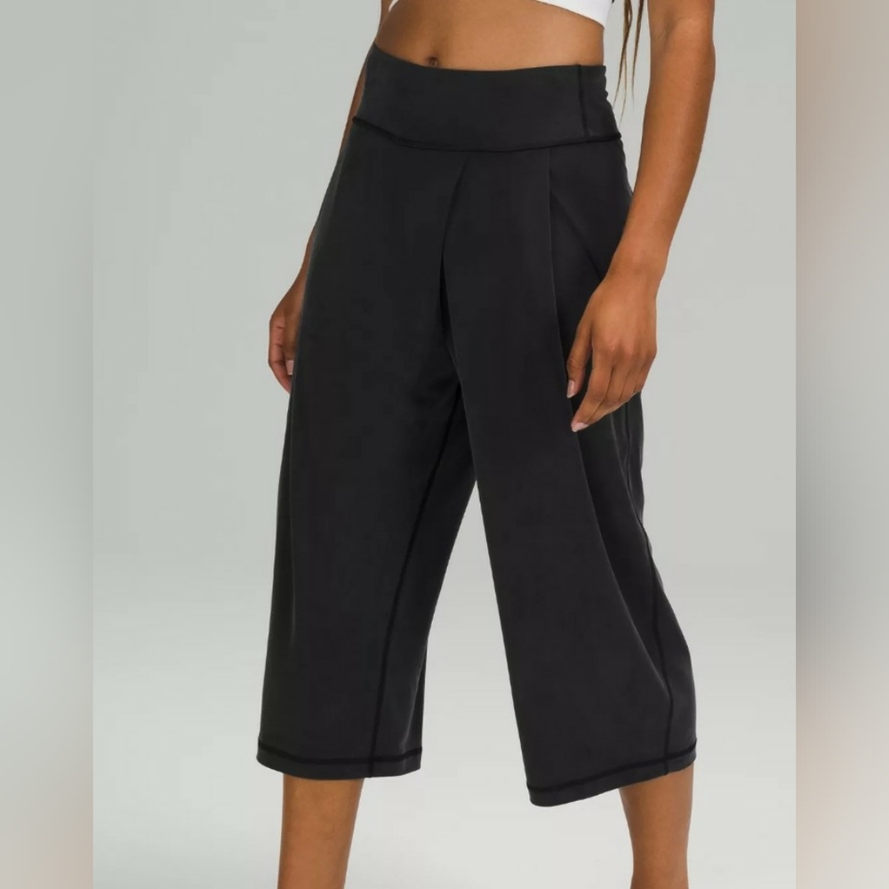 Lululemon Wide Leg HR Pull On Crop